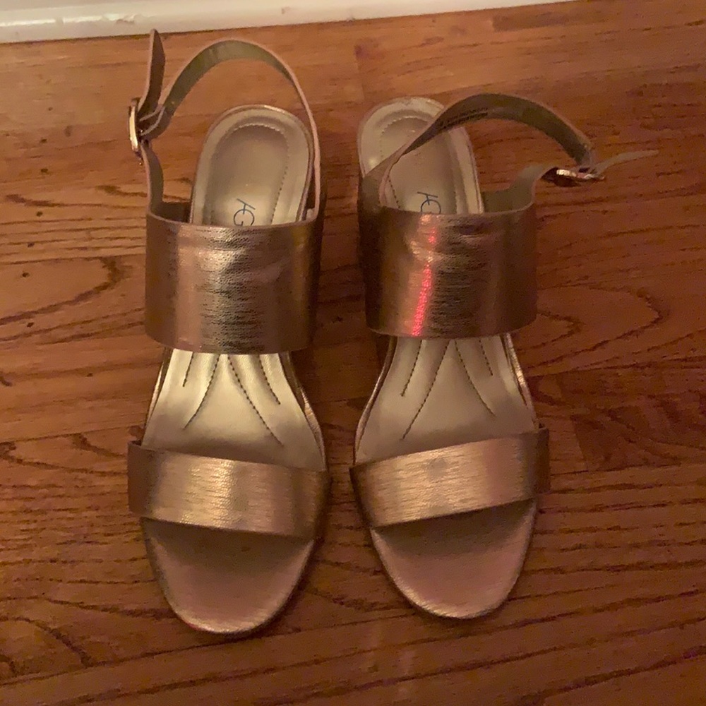 Andrew Gelled Women’s heels. 3 inches. Size 10 Rose Gold